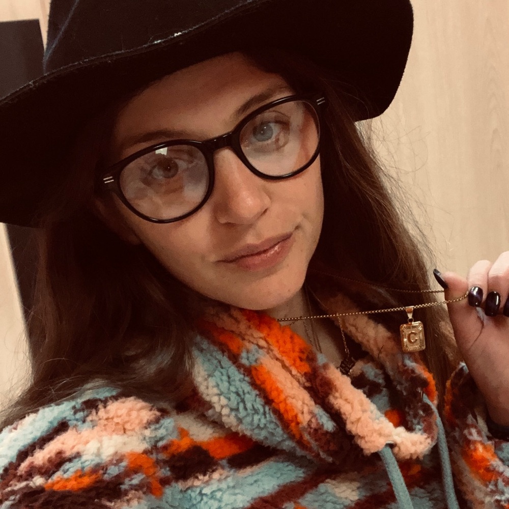 Meet your Posher, Carly! IG: Goldngrails